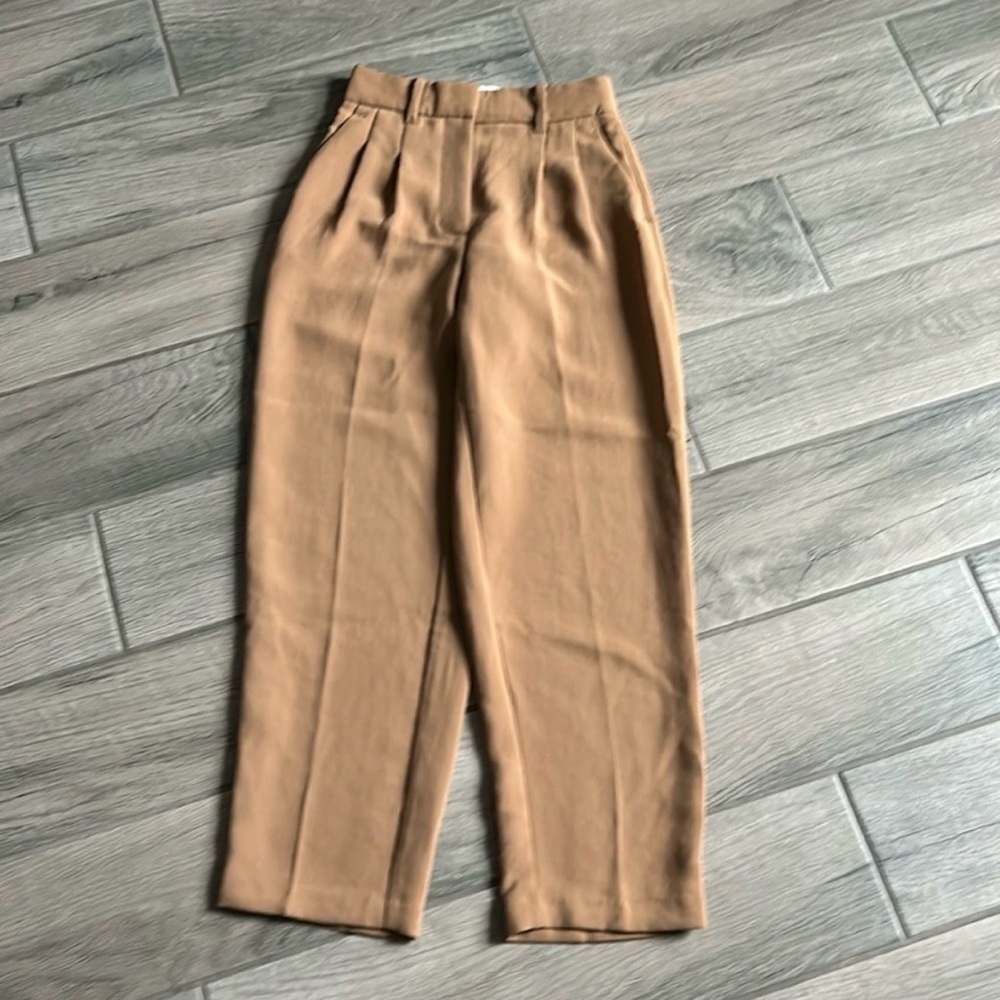 Wilfred Aritzia Carrot Pleated
Dress Pants Trousers